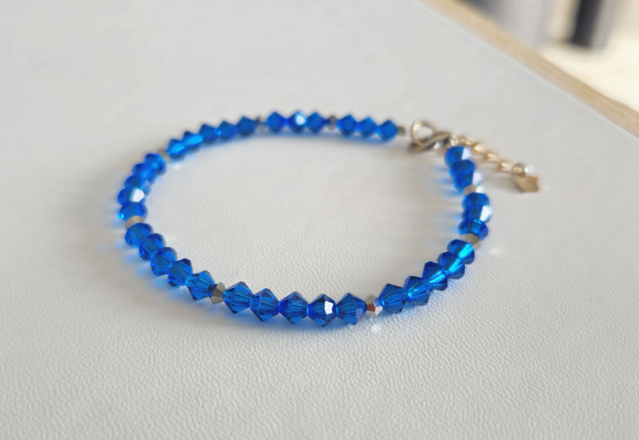 Bracelet bleu vif et argenté