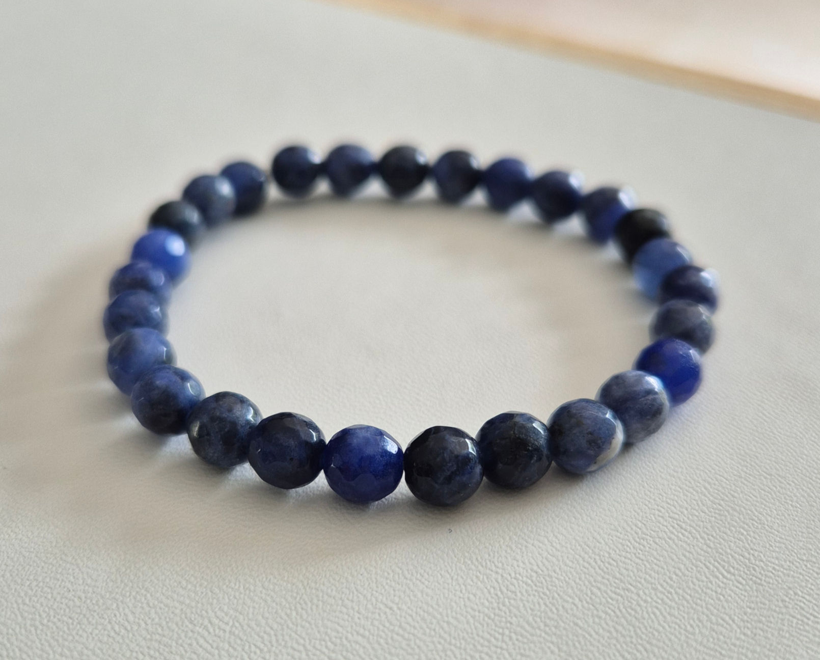 Bracelet facetté 6mm, Sodalite, bleu californien