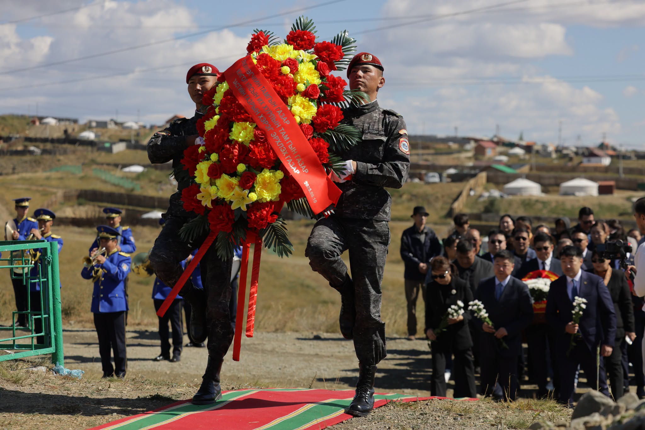 “Улс төрийн хилс хэрэгт хэлмэгдэгсдийн дурсгалыг хүндэтгэх өдөр”-ийг тохиолдуулан Сонгинохайрхан дүүрэгт орших Хамбын овоо дахь “Давхарлагт байшин суварга”-д &nbsp;Цагаатгах ажлыг удирдан зохион байгуулах нийслэлийн болон дүүргийн салбар комиссоос Монголын Бурхан шашны “Соёмбо” сүмтэй хамтран хүндэтгэл үзүүлж, буяны ерөөл хурууллаа.