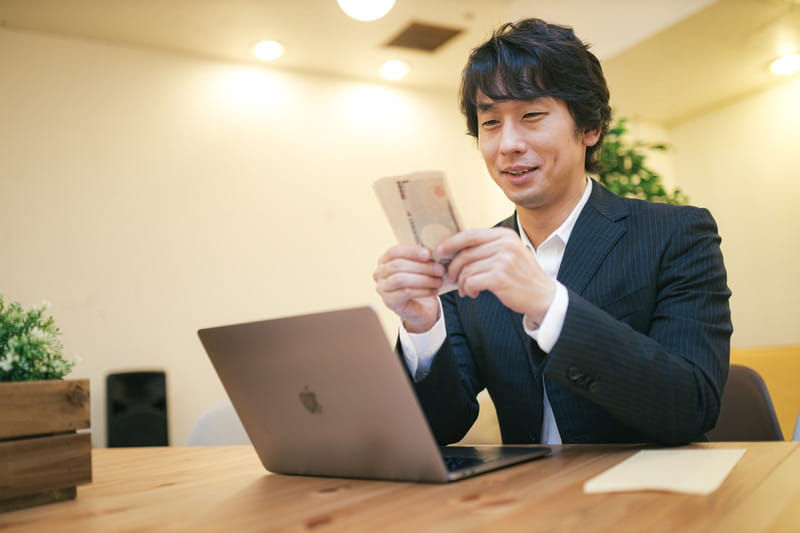 工作對他來說不是一件開心的事，但工作可以帶來金錢，用來滿足生活需求；製造快樂的體驗；替退休打算。  「為了這些，我得忍受，我必須賺更多錢，這樣可以早點退休，不用再逼自己工作，錢越多越有安全感。」