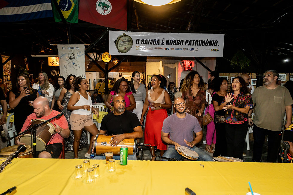 Roda de samba do Candongueiro reúne músicos e público. | Foto: Bia Mandarino/Acervo do Candongueiro