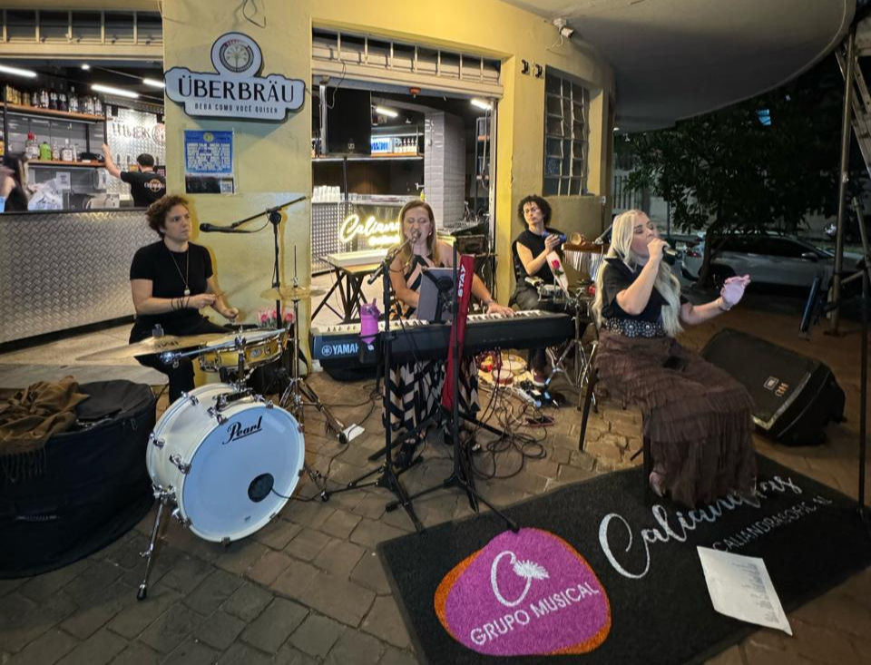 Caliandras tocando no Mercado Municipal de Uberlândia | Foto: Acervo Luciana Carrilo