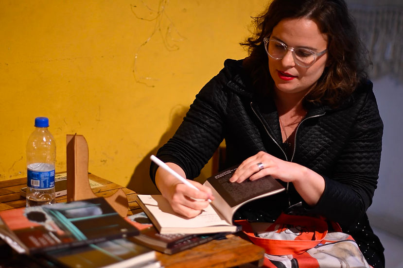 Luciana assinando livros.jpeg