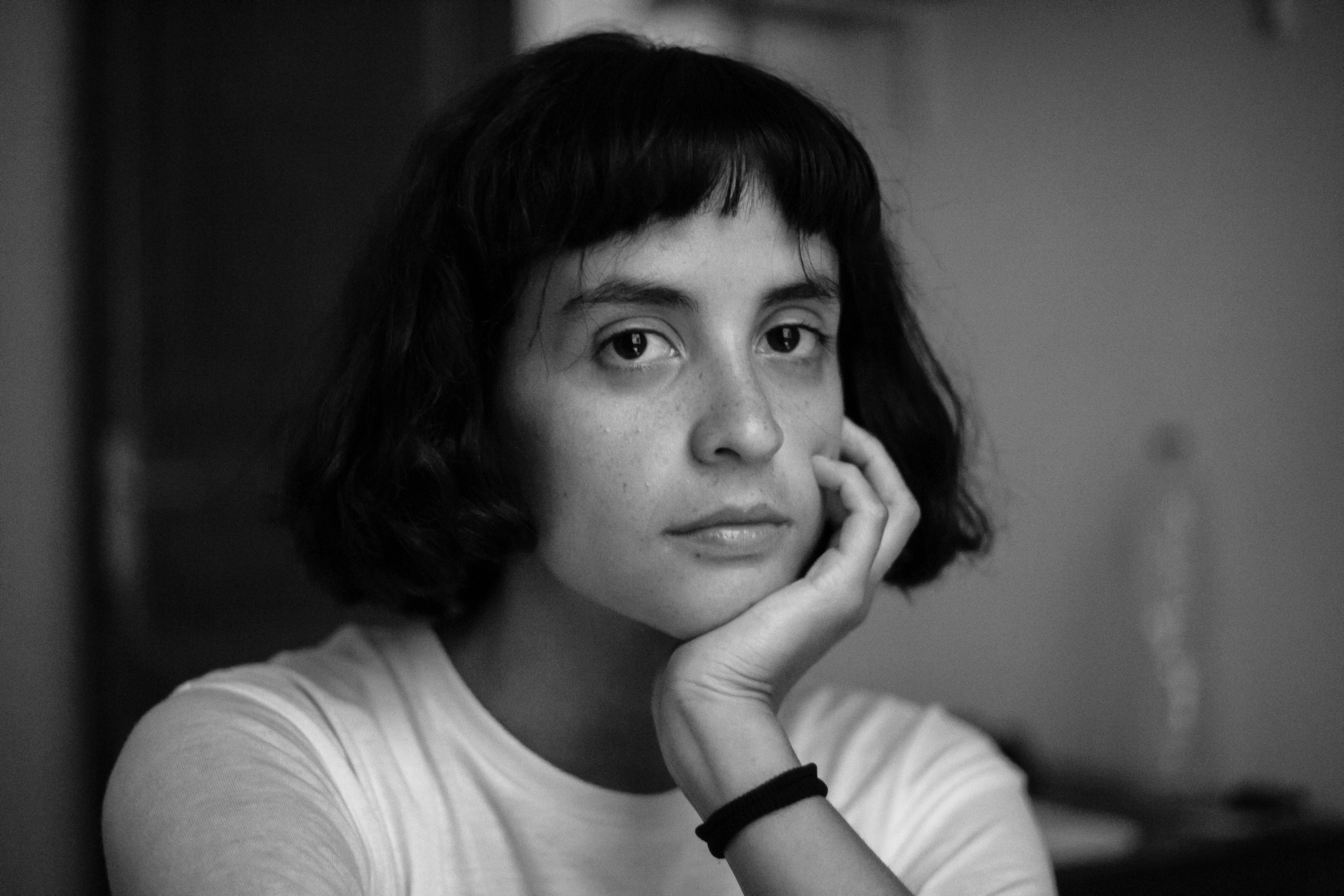 Retrato blanco y negro de una mujer joven