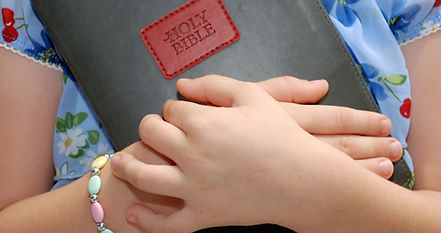 Chica sosteniendo BIble
