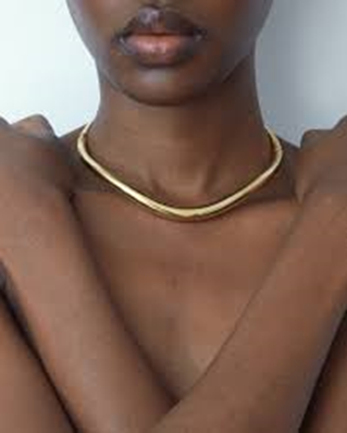 Ragazza di colore che indossa chocker dorato rigido di Charlotte Chesnais