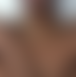 Ragazza di colore che indossa chocker dorato rigido di Charlotte Chesnais