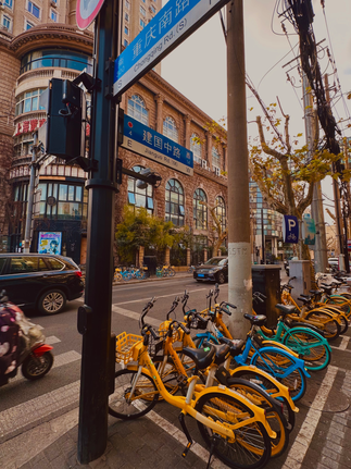 scorcio strada con biciclette colorate parcheggiate e sullo sfondo palazzo architettura industrial