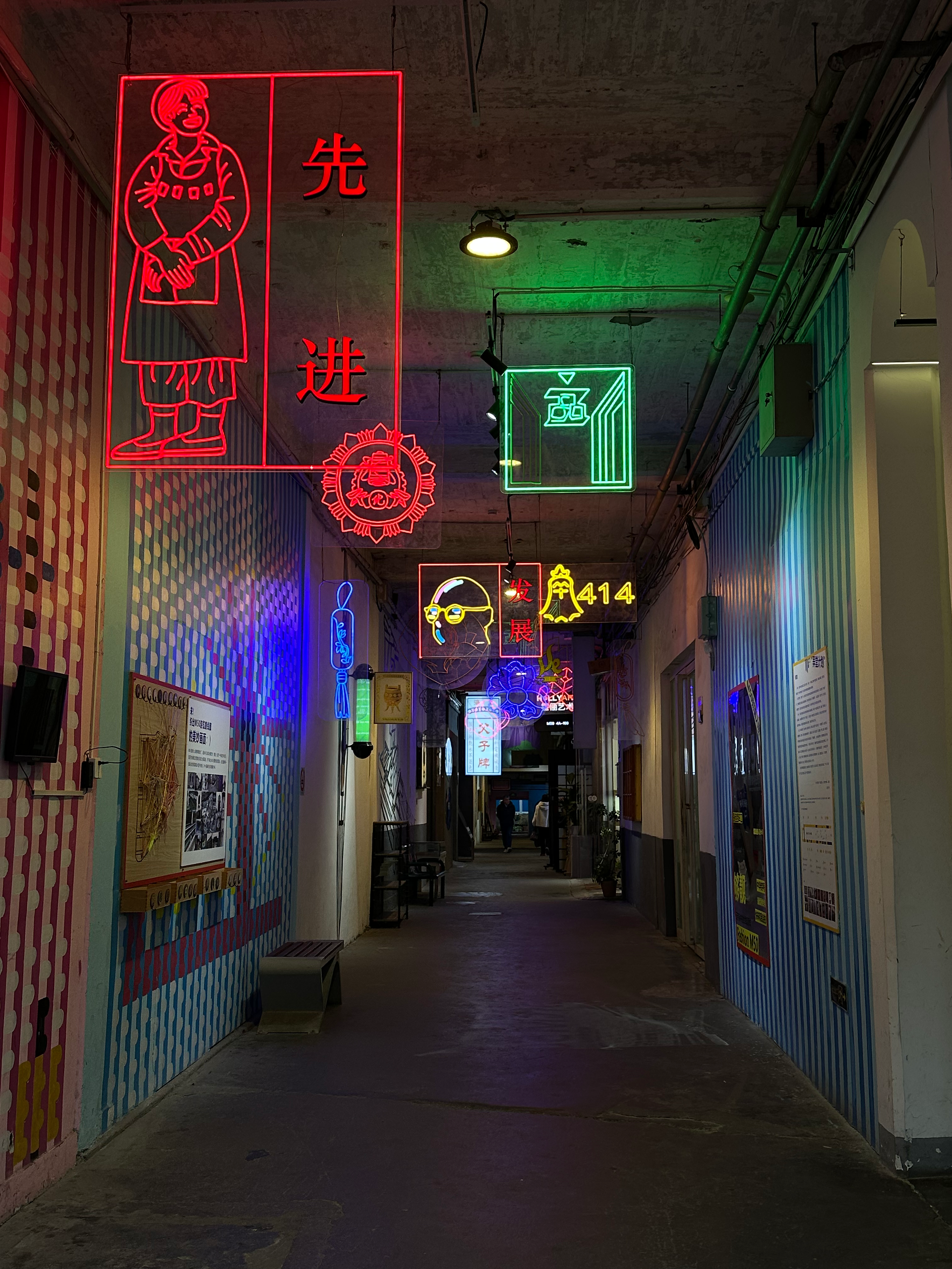 Corridoio con varie installazioni al neon di diversi colori