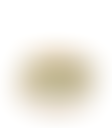 anello composto da fedi oro e fedine con diamanti e smeraldi unite da gancini d'oro di SpinelliK