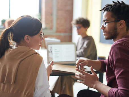 Sesión del Club de Conversación ICB con participantes practicando en grupo.