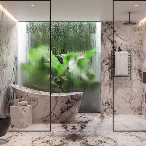 Banheira moderna em banheiro luxuoso com plantas