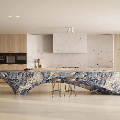 Cozinha moderna com ilha de mármore azul