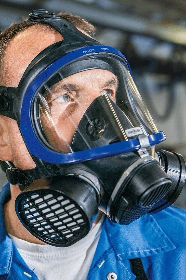 Adam gaz maskesi takıyor, mavi çerçeve, Güvenova İş Güvenliği Ekipmanları.