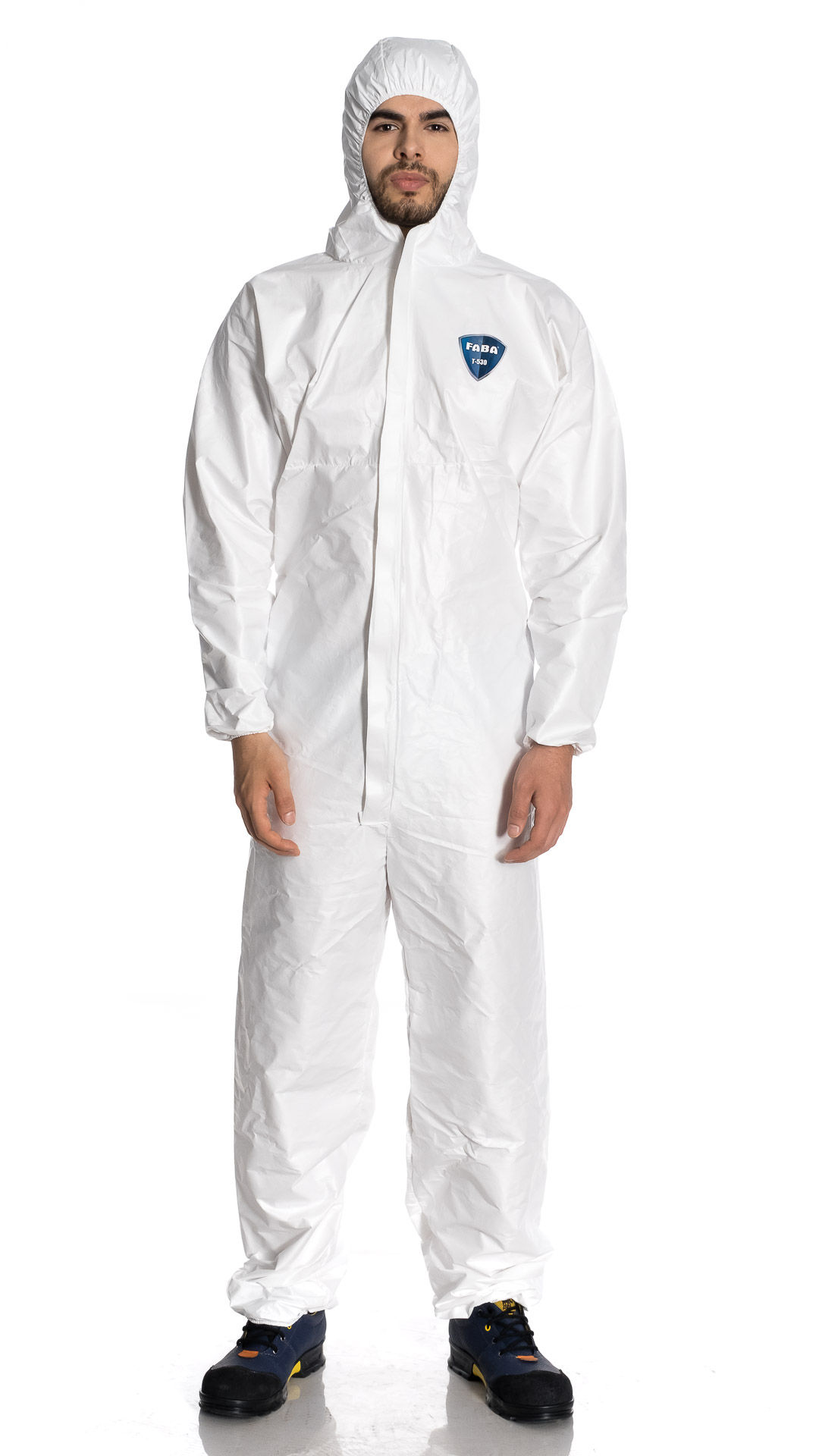 Beyaz tulum giymiş adam, FABA T-530 LAMİNELİ TEK KULLANIMLIK TULUM TYPE 5B/6B ve Güvenova İş Güvenliği Ekipmanları.