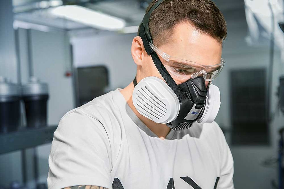 Adam beyaz tişört ve koruyucu maskeyle Güvenova İş Güvenliği Ekipmanları.