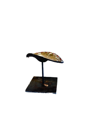 Plaque noire émaillé-engobe de porcelaine – fil de coton rouge
Prix : 200€