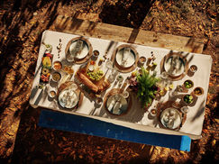 Set Design und Set Styling für einen Gedeckten Tisch bei einem Outdoor Shooting