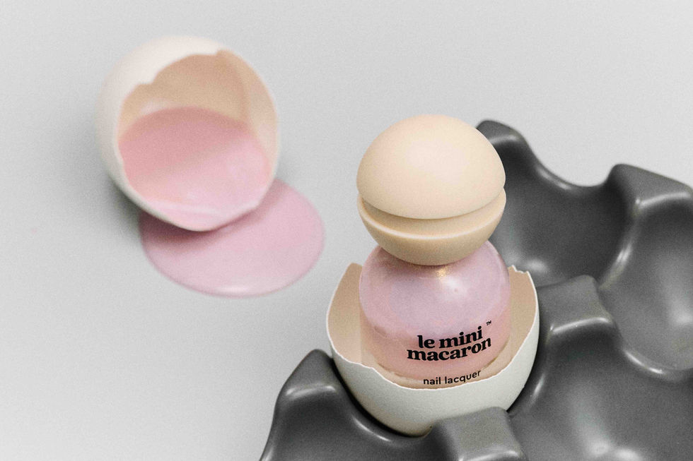 Oster Kosmetik Still Life aufgebrochene Eierschale mit Nagellack von Le Mini Macaron