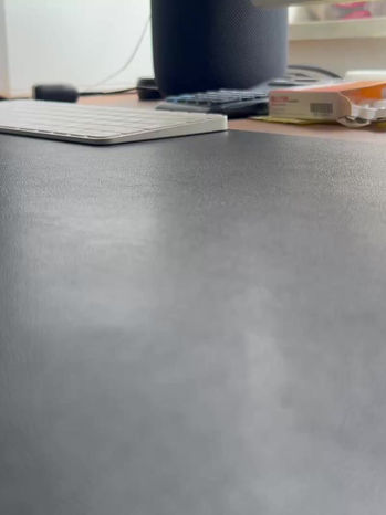 Zeichnung mit natürlicher Kohle und Video