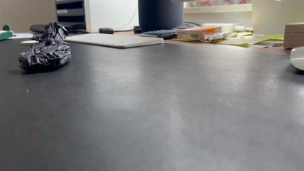 Zeichnung mit natürlicher Kohle und Video 