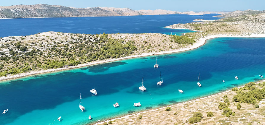 Bucht mit ankernden Booten in türkisblauer Adria in Kroatien