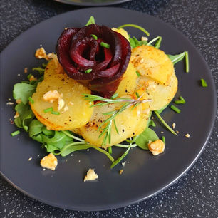 Rose de betterave sur lit de pomme de terre vegan