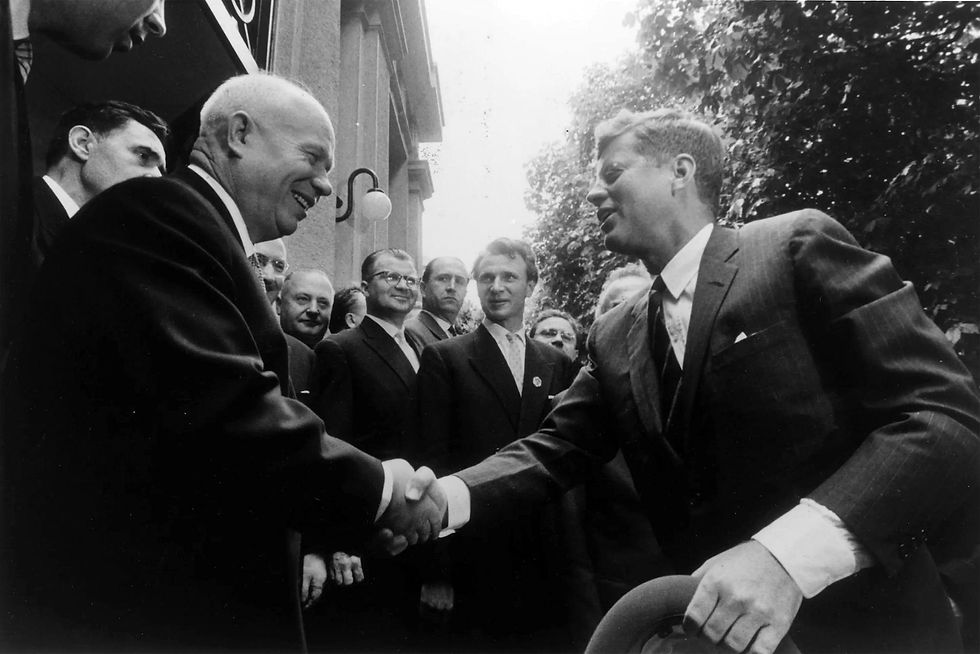 El presidente John F. Kennedy y el presidente Nikita Khrushchev durante su reunión en Viena, Austria, en junio de 1961.