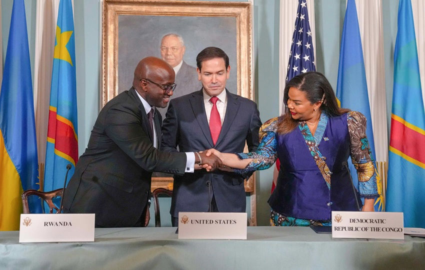 Los ministros de Asuntos Exteriores congoleña y ruandés, Thérèse Kayikwamba y Olivier Nduhungirehe, con el secretario de Estado de EE.UU., Marco Rubio.