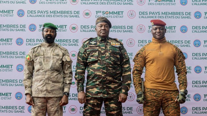 El presidente de transición de Malí y jefe de la Confederación de Estados del Sahel, Assimi Guita, el presidente de Níger, el general Abdourahamán Tchiani, y el líder de Burkina Faso, el capitán Ibrahim Traoré.