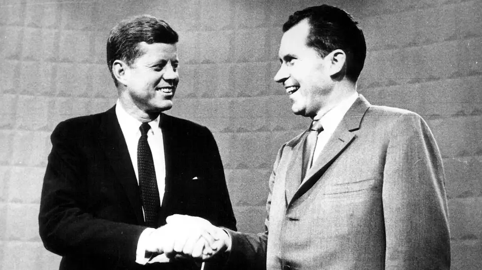 El expresidente demócrata John F. Kennedy junto al expresidente republicano Richard Nixon luego de un debate histórico en 1960