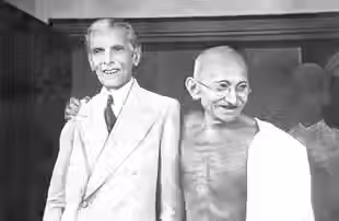 Muhammad Ali Jinnah, fundador de Pakistán, junto a Mahatma Gandhi, figura elemental en la independencia de la India y la unión entre las naciones