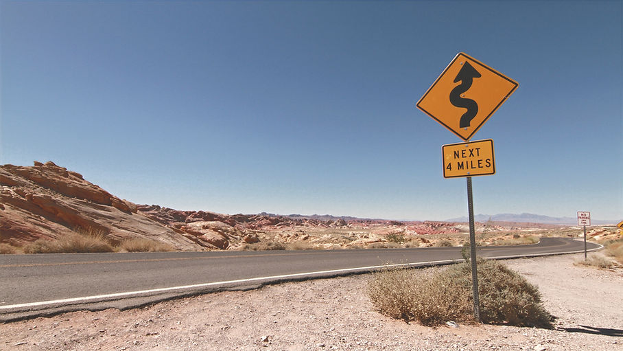 Panneau routier avec un virage dangereux pour les cinq prochains miles.