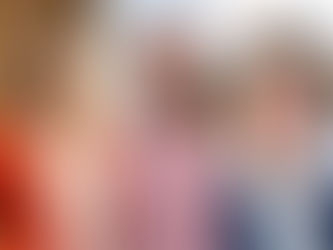 Drei Porträts: lächelnde Frau im orangefarbenen Blazer, Mann im rosa Hemd und Mann im Anzug; oben rechts Logo kiwit.