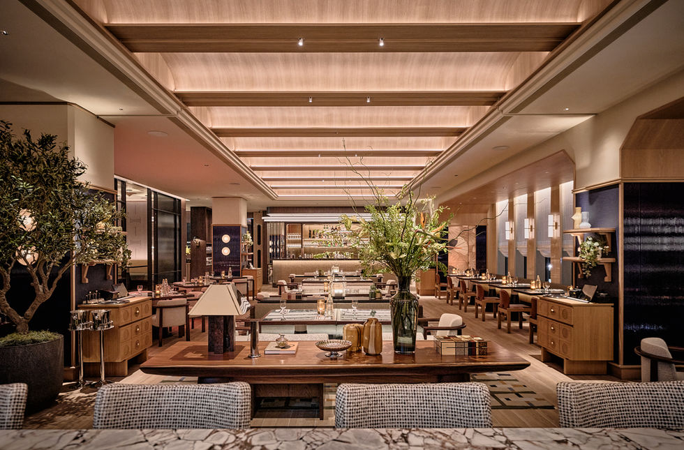 The Grill by A CUT 中央用餐區,以層疊橡木光穹、花藝端景與中世紀現代家具構成主要空間視覺。