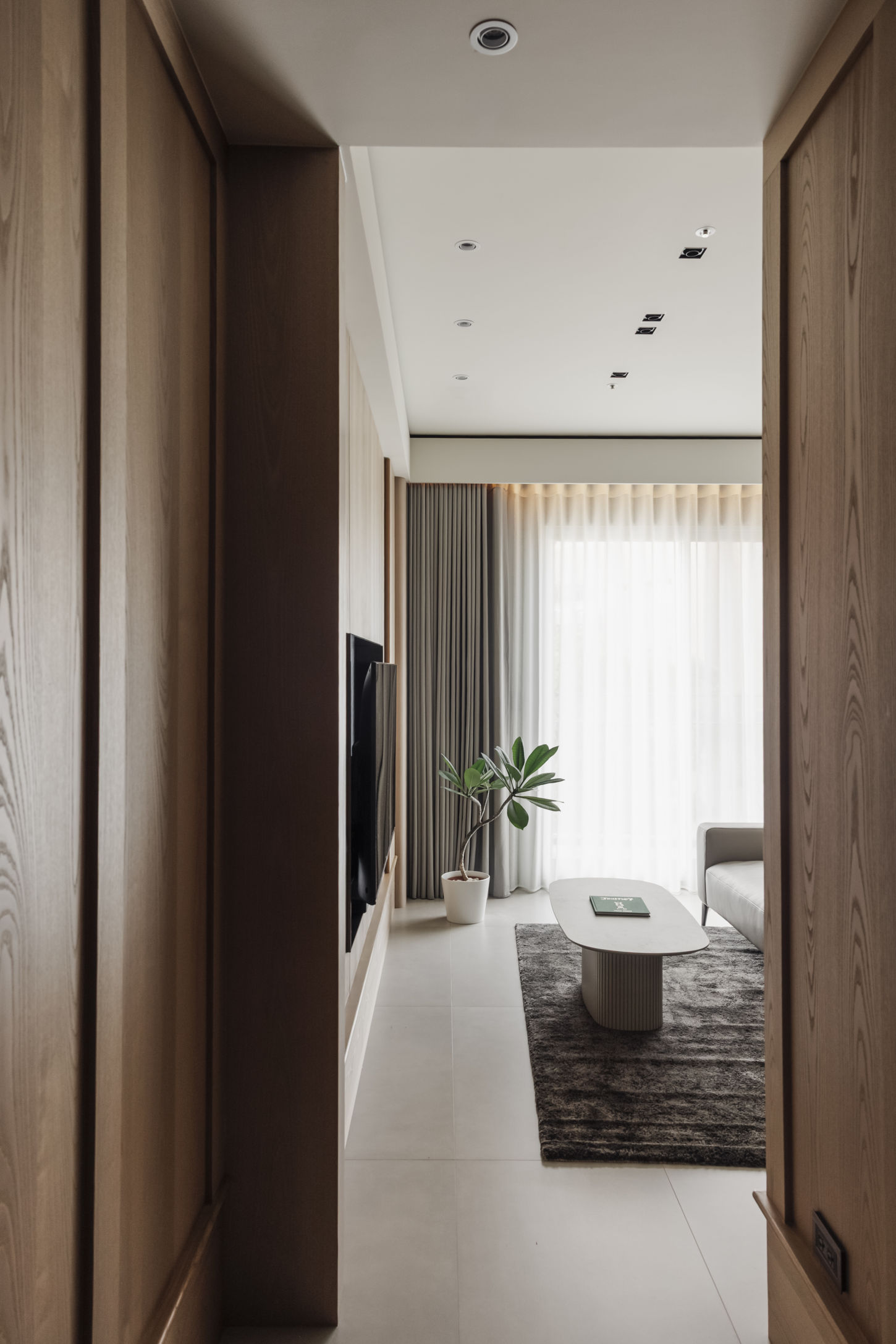 Chou Residence II luxury residential interior design by Project Atelier Taipei. Featuring warm minimalist wood tones, custom cabinetry, and modern styling.長虹詠吉 Chou Residence II 住宅設計。有靚設計 Project Atelier 台北室內設計，高端私宅木質調慢活美學。