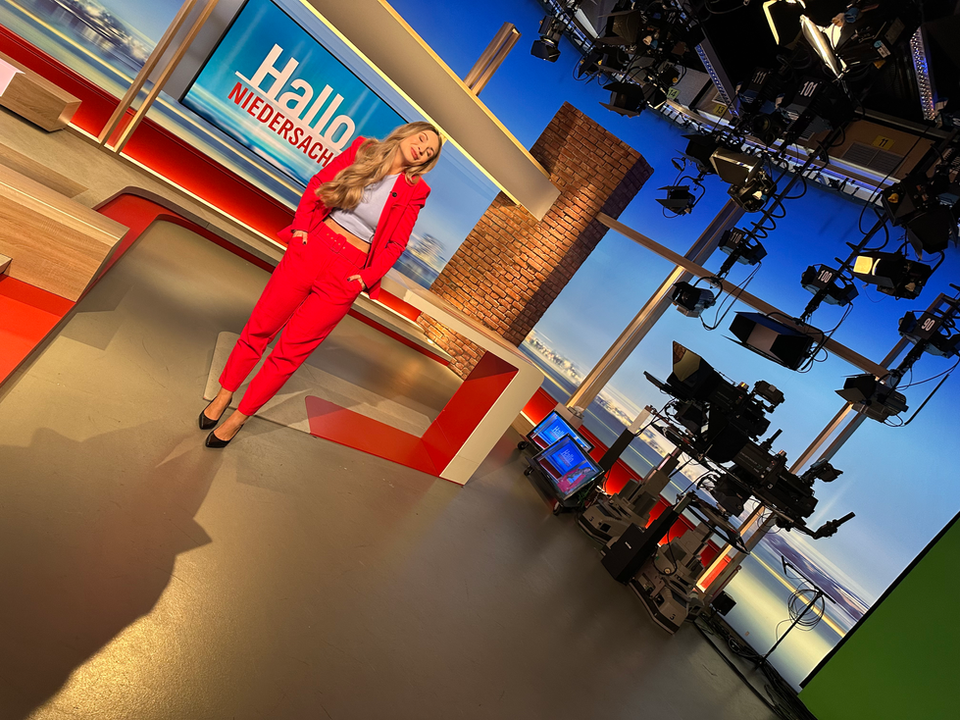 Kerstin Ligendza im NDR TV-Studio von Hallo Niedersachsen 