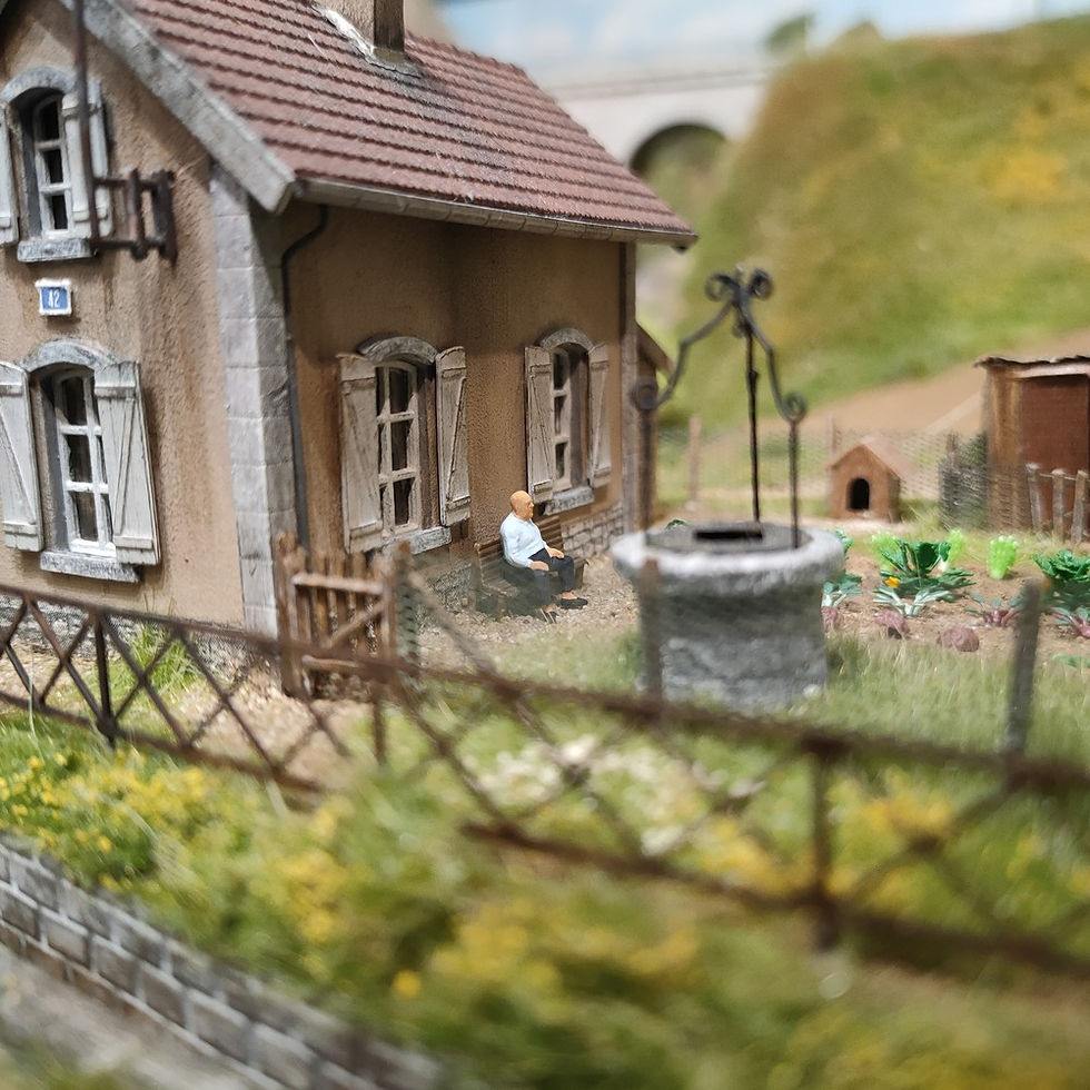 Le garde barrières se repose sur un banc dans son jardin