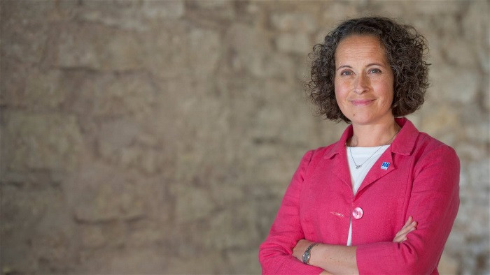 Anna Pettersson, Regional utvecklingsdirektör vid Region Västerbotten leendes i bild med armarna i kors.