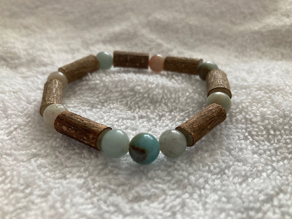 Thumbnail: Bracelet en bois de noisetier et pierres semi précieuses 8mm