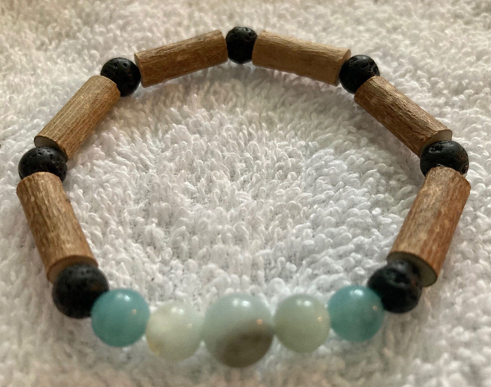 Thumbnail: Bracelet diffuseur en bois de noisetier, pierre de lave et pierres semi précieu