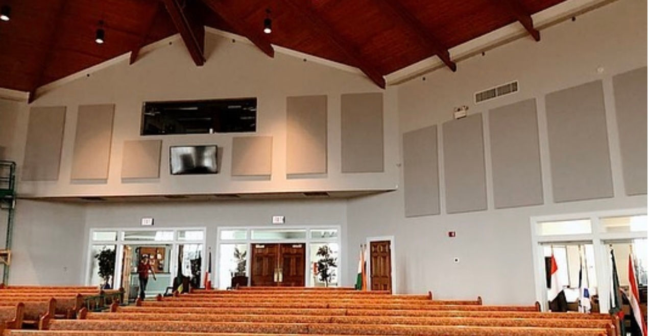 Acoustic treatment installation for reducing echo and improving audio quality