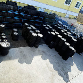 屋外並んでいるタイヤ2