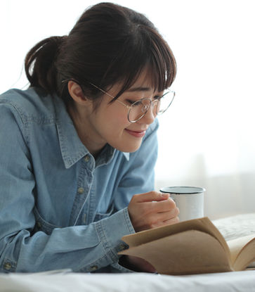 本を読んでいる人