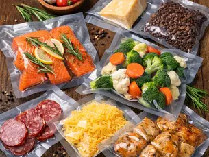 أكياس الفاكيوم: الحل الأمثل لحفظ المنتجات الغذائية وإطالة عمرها