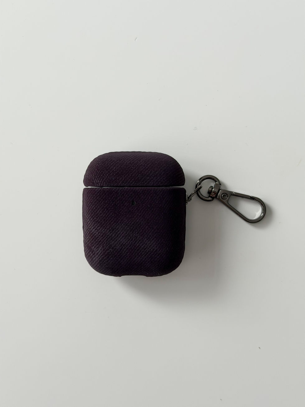 Чохол бургунді ЗАМШЕВА МʼЯКІСТЬ для AirPods, вигляд кейса з матовою замшевою текстурою