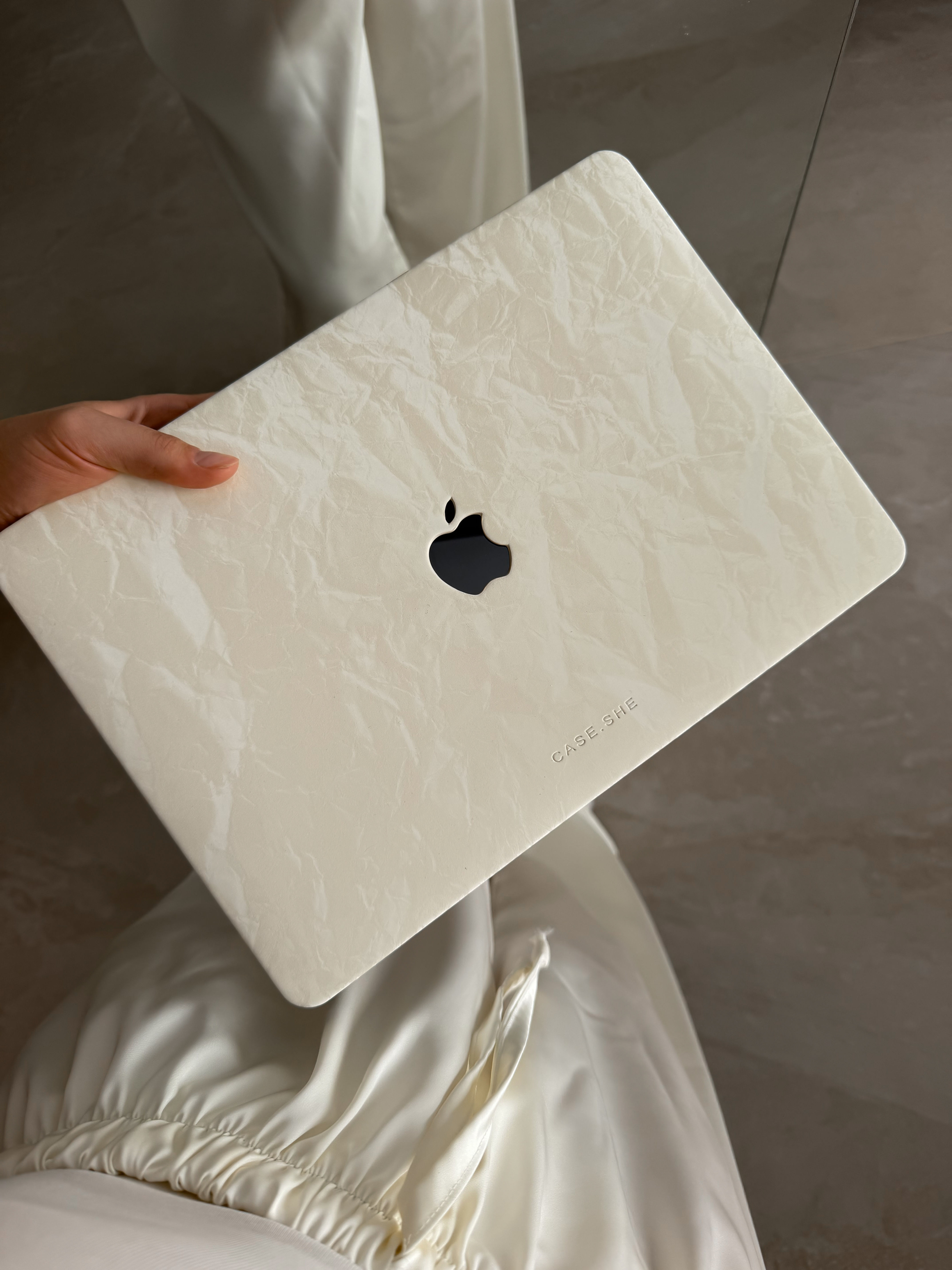 ЧОХОЛ ДЛЯ MACBOOK "ОКСАМИТ" МОЛОЧНИЙ