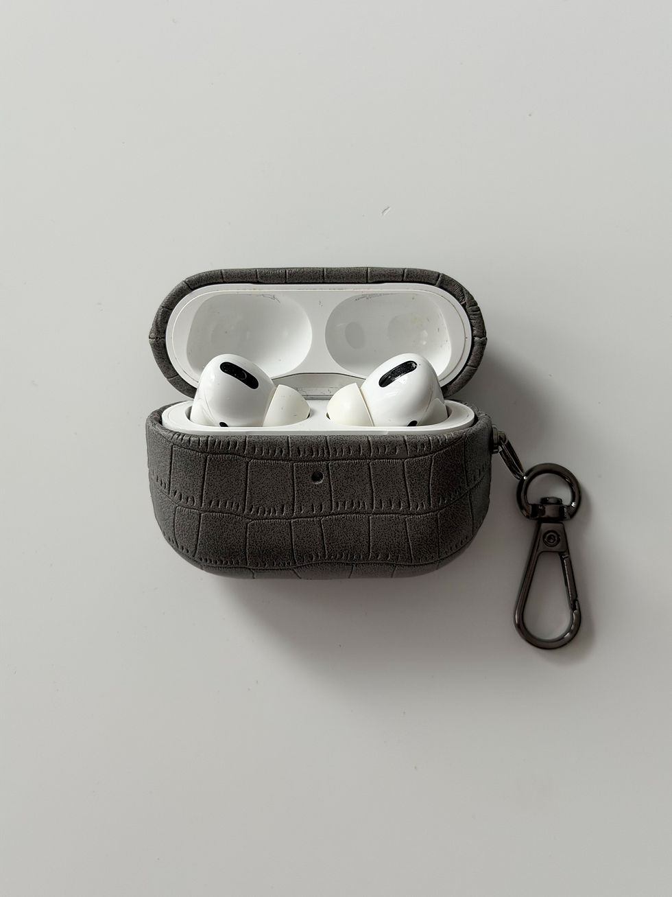 AirPods Pro у сірому чохлі GATOR SKIN, відкритий кейс з акцентом на внутрішню частину та посадку.
