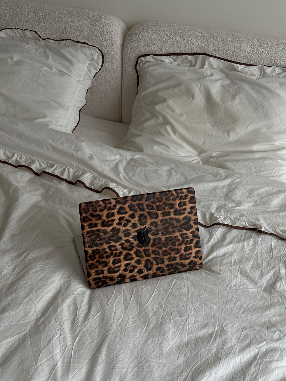 MacBook у чохлі LEOPARD amber у сучасному інтер’єрі, акцент на принт і теплий відтінок.