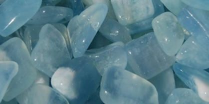 Akuamarin taşı, bir mineral türü olan beril grubuna aittir. Akuamarin, genellikle mavi renkte olup, bu rengi çeşitli metal oksitlerinin etkisiyle alır. İsmi, Latince "aqua marina"dan gelir ve "deniz suyu" anlamına gelir, çünkü genellikle deniz mavisi renkte bulunur.

Akuamarin taşı, mücevher yapımında sıkça kullanılan değerli bir taştır. Kristal formundaki doğal akuamarin kristalleri genellikle güzel ve şeffaftır. Bu taşın rengi, soluk mavi tonlarından zengin maviye kadar değişebilir. Akuamarin, genellikle büyüklüğüne ve kalitesine bağlı olarak farklı kesimlerde ve şekillerde işlenir.

Akuamarin, yüzyıllardır çeşitli kültürlerde farklı inançlara ve efsanelere sahip olmuştur. Bazı kültürlerde, akuamarinin denizciler ve deniz yolculukları üzerinde koruyucu bir etkisi olduğuna inanılır. Ayrıca, bu taşın zihinsel berraklık, iç huzur ve iletişim yeteneklerini artırdığına inananılır.

Mücevher yapımında olduğu kadar koleksiyonculukta da popüler olan akuamarin taşı, genellikle yüzük, küpe, kolye ve bilezik gibi takılarda kullanılır. Ayrıca, Mart ayında doğanların doğum taşı olarak kabul edilir.